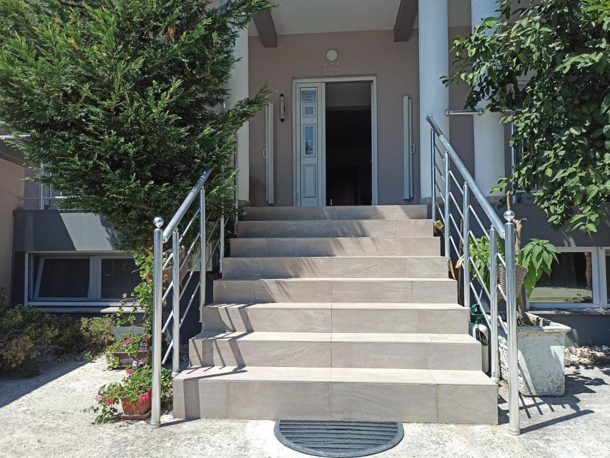 Apartment'S Meti Улцин Екстериор снимка